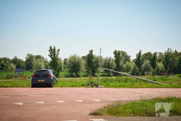 Automobilist ramt lantaarnpaal