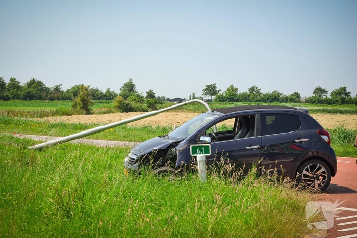 Automobilist ramt lantaarnpaal