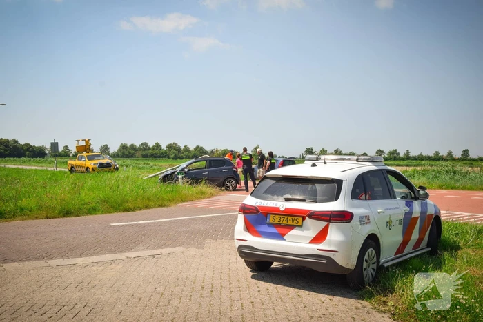 Automobilist ramt lantaarnpaal