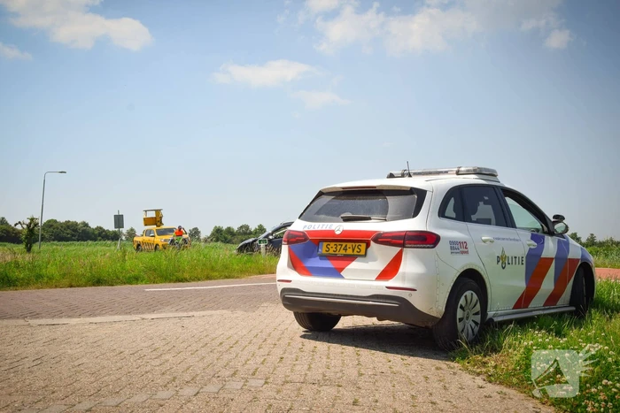 Automobilist ramt lantaarnpaal
