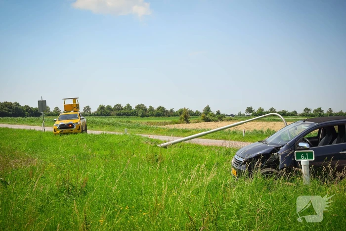 Automobilist ramt lantaarnpaal