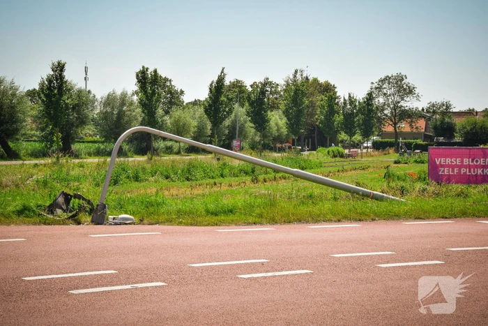 Automobilist ramt lantaarnpaal