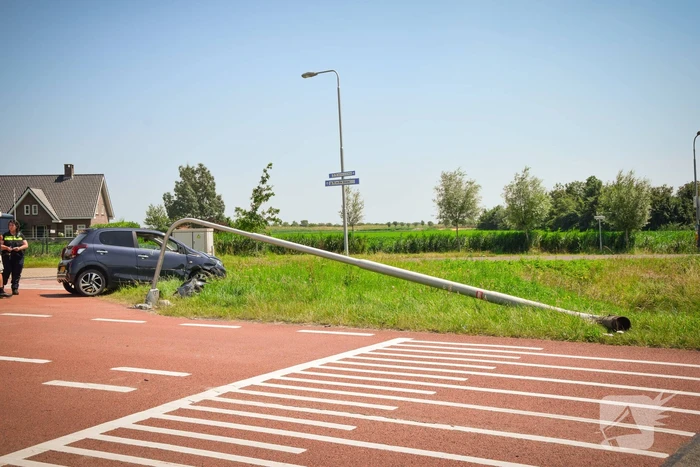 Automobilist ramt lantaarnpaal