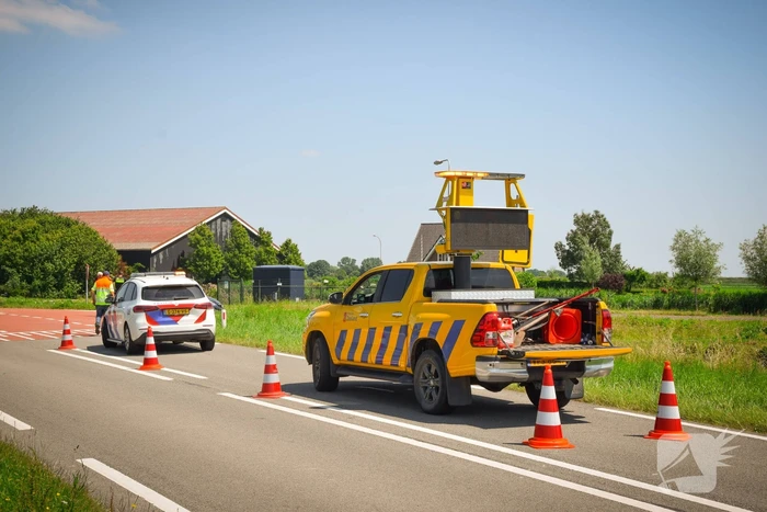 Automobilist ramt lantaarnpaal