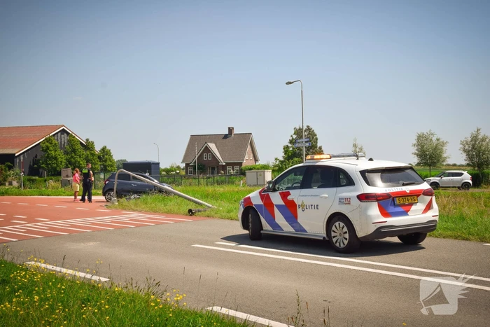 Automobilist ramt lantaarnpaal