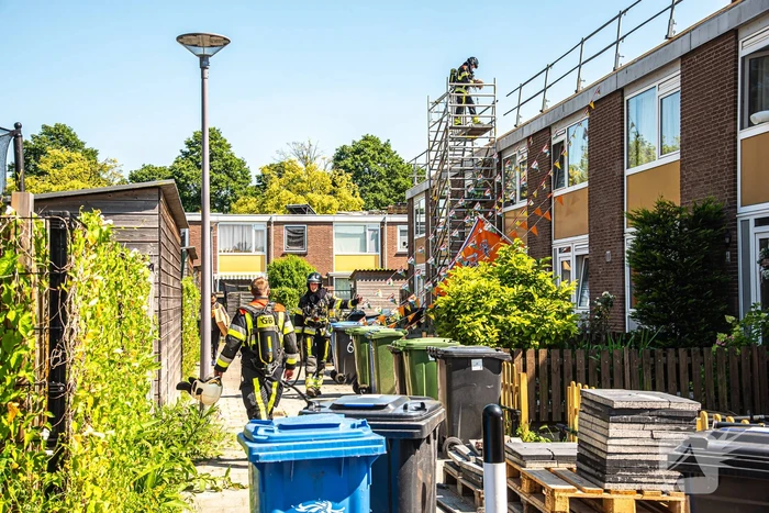 Vergeten gasflessen op het dak blazen af in verband met hitte