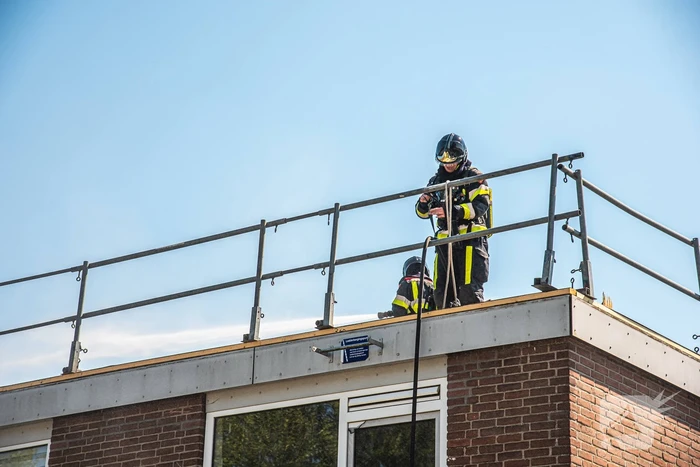 Vergeten gasflessen op het dak blazen af in verband met hitte