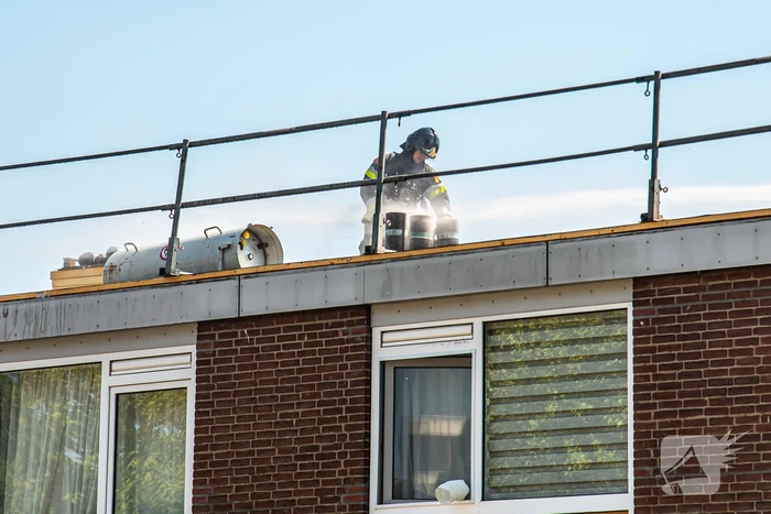 Vergeten gasflessen op het dak blazen af in verband met hitte