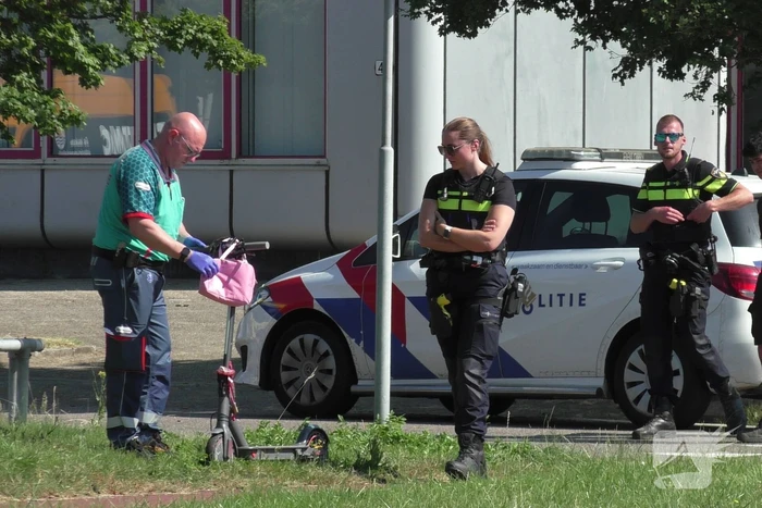 Persoon op electrische step botst tegen auto
