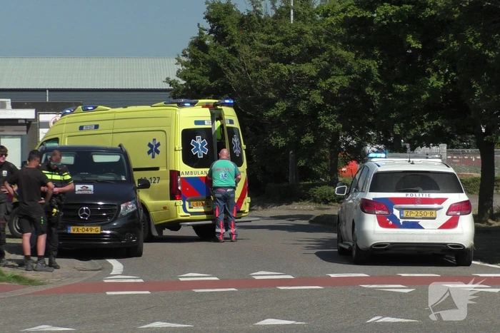Persoon op electrische step botst tegen auto