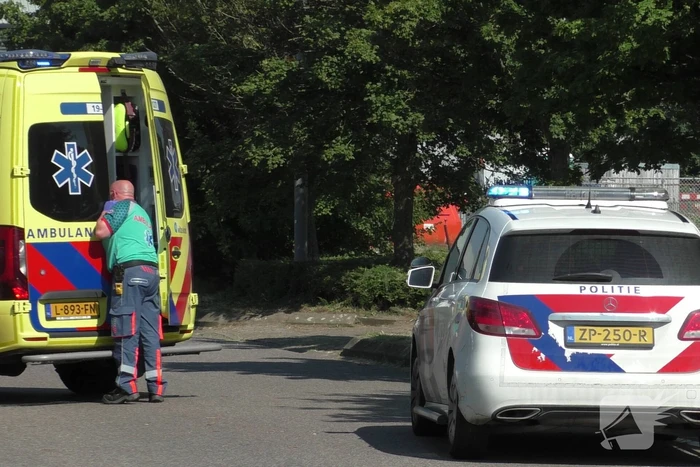 Persoon op electrische step botst tegen auto