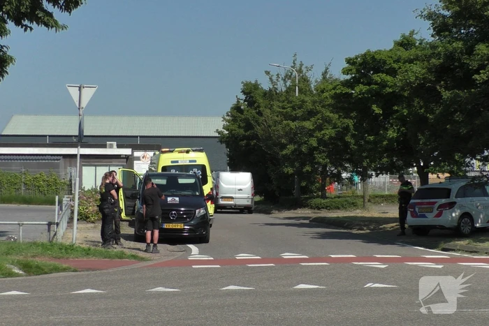 Persoon op electrische step botst tegen auto