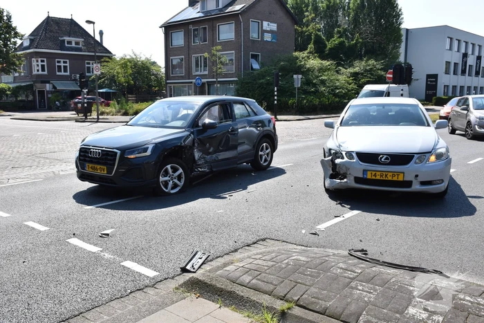 Twee voertuigen botsen op elkaar