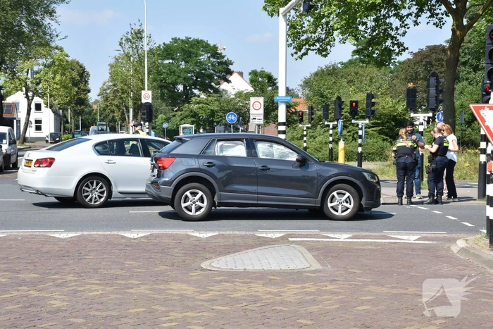 Twee voertuigen botsen op elkaar