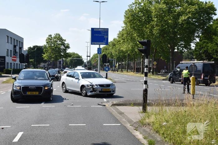 Twee voertuigen botsen op elkaar