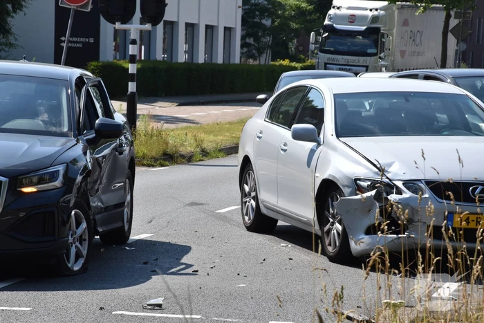 Twee voertuigen botsen op elkaar
