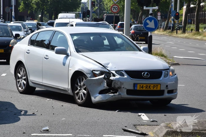 Twee voertuigen botsen op elkaar