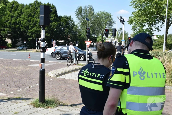 Twee voertuigen botsen op elkaar