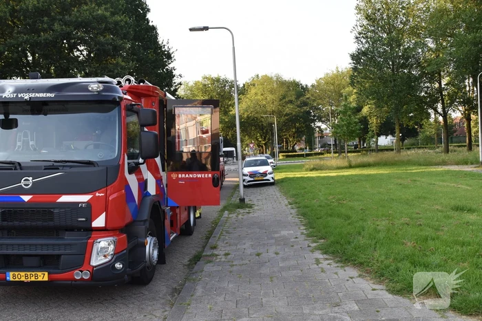 Afval voor voordeur in brand bewoner door brandweer naar buiten begeleidt