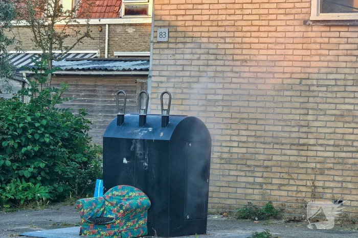 Brandweer blust brand in ondergrondse container