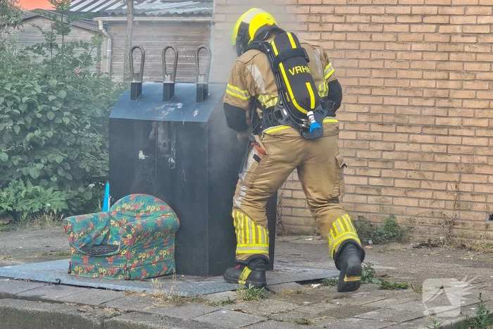 Brandweer blust brand in ondergrondse container