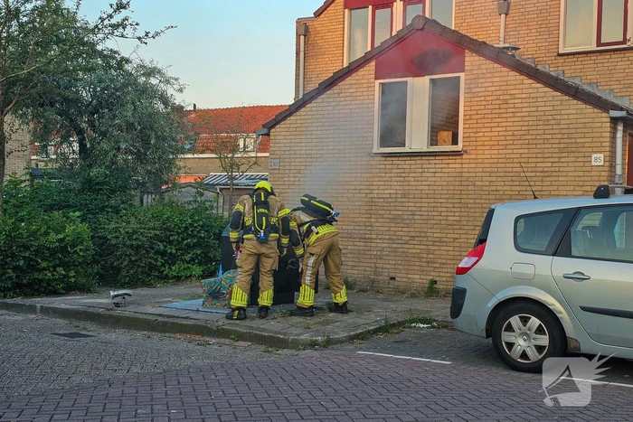 Brandweer blust brand in ondergrondse container