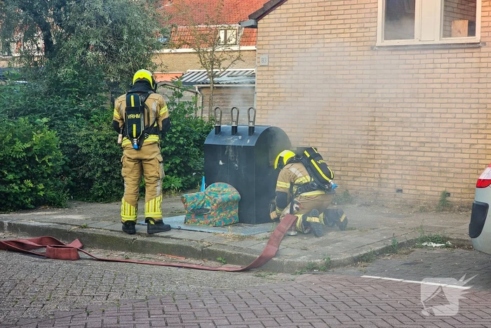 Brandweer blust brand in ondergrondse container