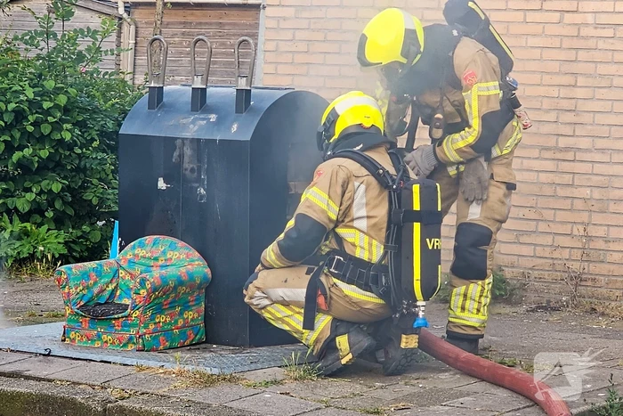 Brandweer blust brand in ondergrondse container