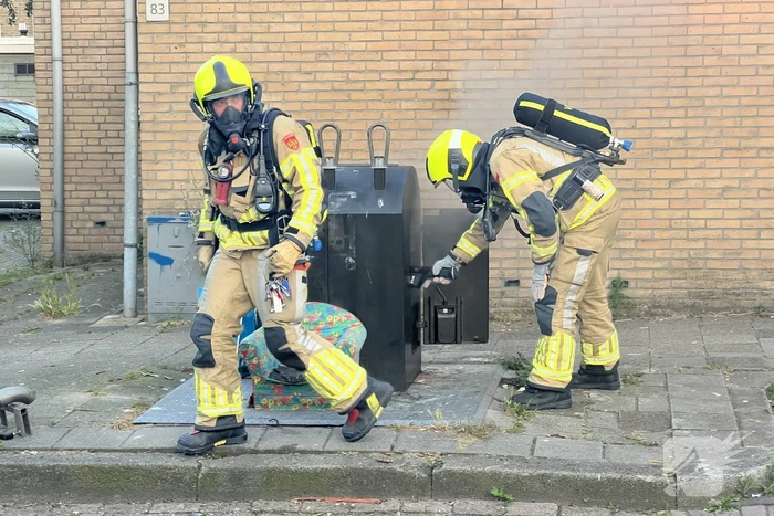 Brandweer blust brand in ondergrondse container