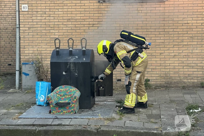 Brandweer blust brand in ondergrondse container