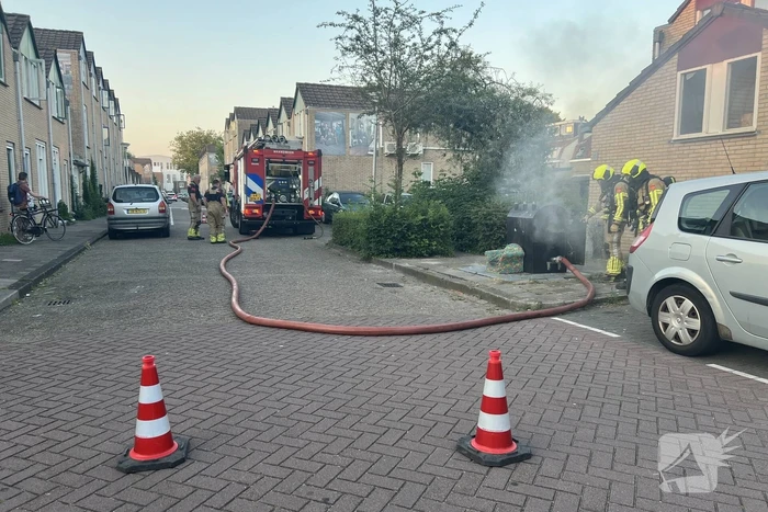 Brandweer blust brand in ondergrondse container