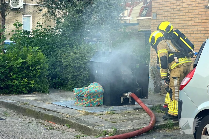 Brandweer blust brand in ondergrondse container