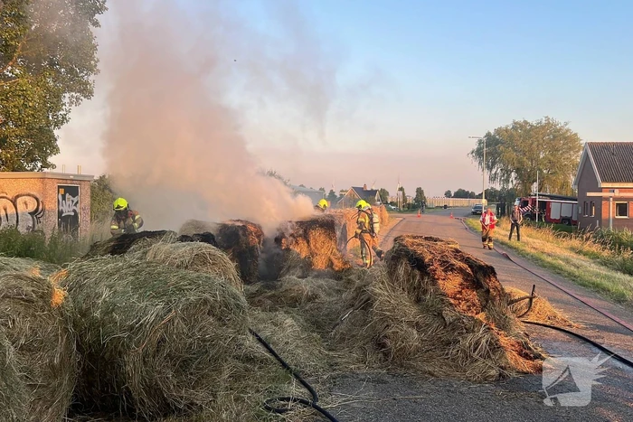 Brandweer druk met brand in meerdere hooibalen