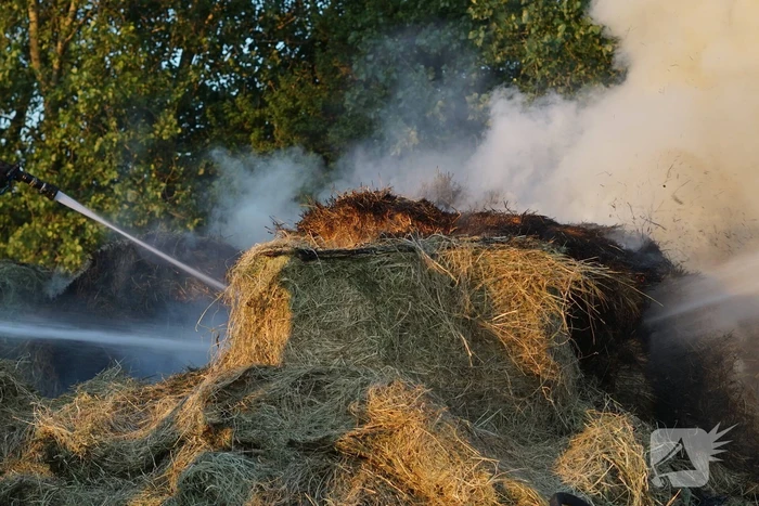 Brandweer druk met brand in meerdere hooibalen
