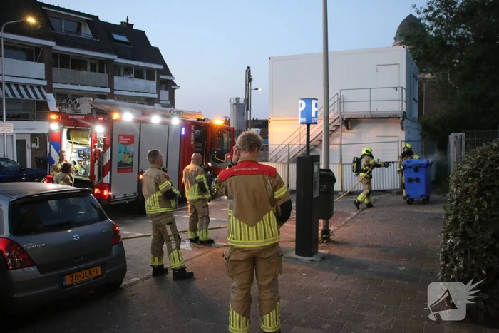 Veel rookontwikkeling bij brand in papiercontainer
