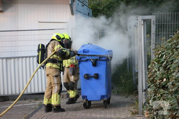 Veel rookontwikkeling bij brand in papiercontainer