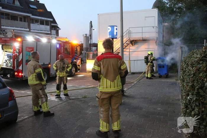 Veel rookontwikkeling bij brand in papiercontainer