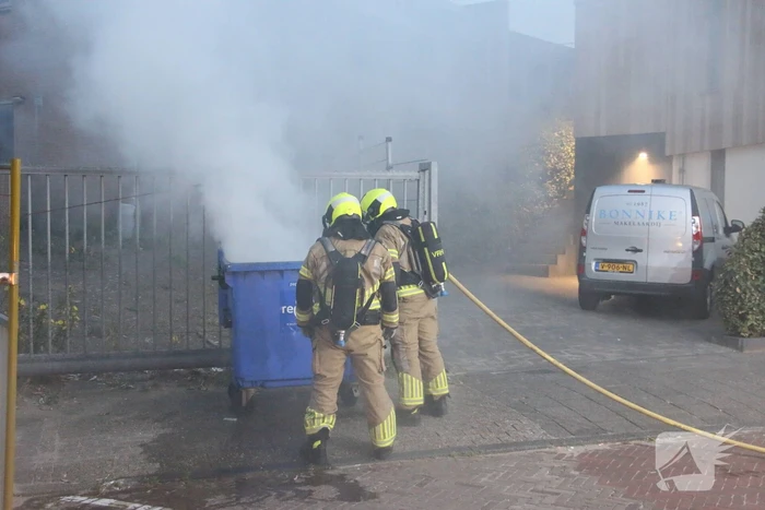 Veel rookontwikkeling bij brand in papiercontainer