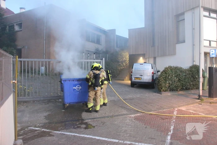 Veel rookontwikkeling bij brand in papiercontainer