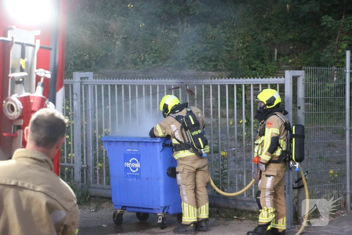 Veel rookontwikkeling bij brand in papiercontainer