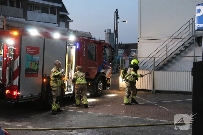 Veel rookontwikkeling bij brand in papiercontainer