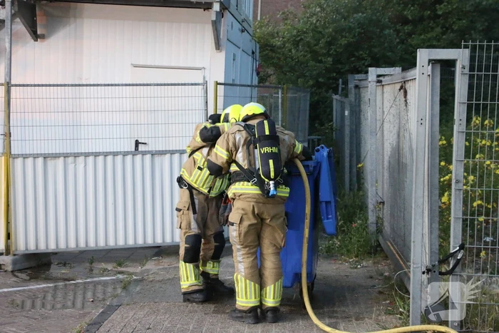Veel rookontwikkeling bij brand in papiercontainer