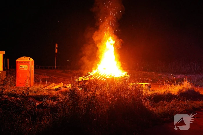 Container met bouwafval vermoedelijk in brand gestoken