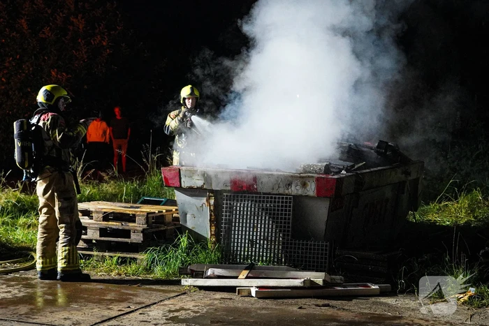 Container met bouwafval vermoedelijk in brand gestoken