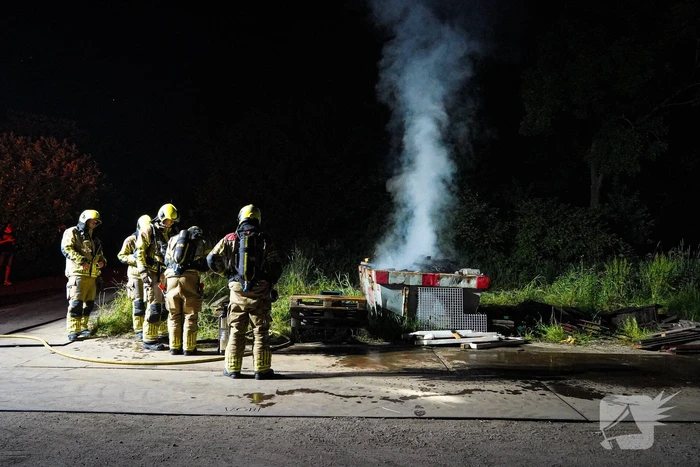 Container met bouwafval vermoedelijk in brand gestoken