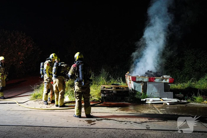 Container met bouwafval vermoedelijk in brand gestoken