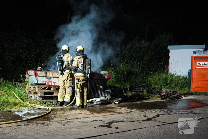 Container met bouwafval vermoedelijk in brand gestoken