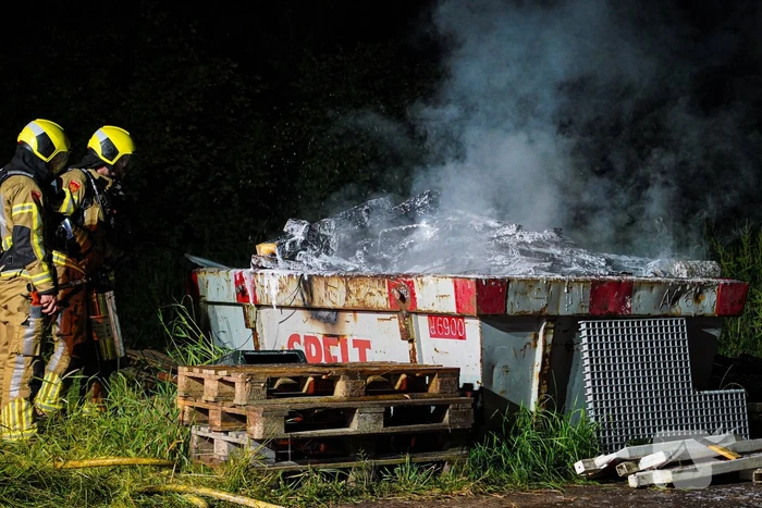 Container met bouwafval vermoedelijk in brand gestoken