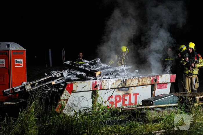 Container met bouwafval vermoedelijk in brand gestoken