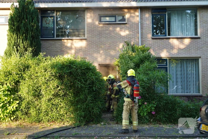 Brandweer forceert deur om brand te blussen